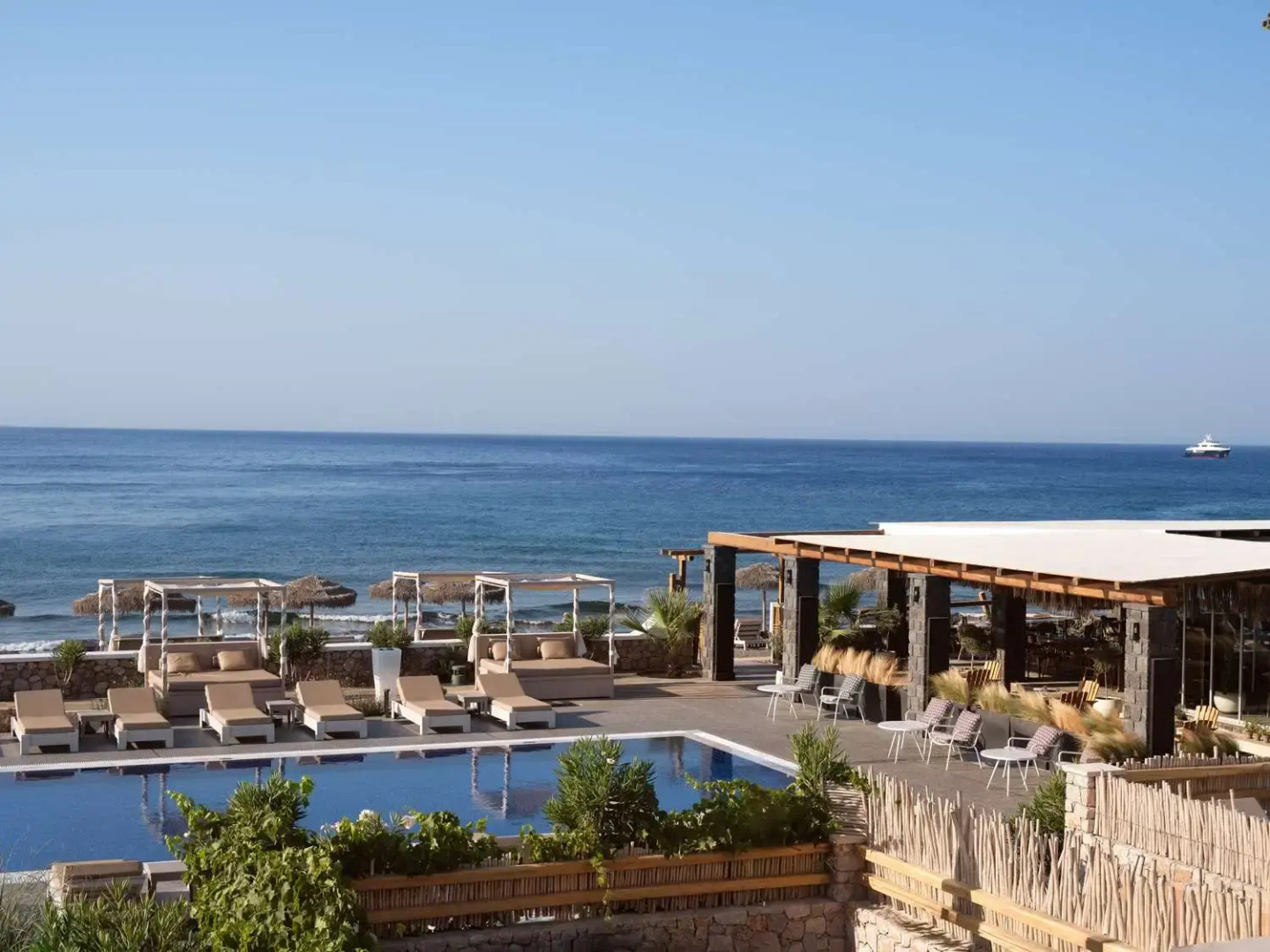 Foto - Sea Breeze Santorini Beach Resort, Curio Collection Hilton
