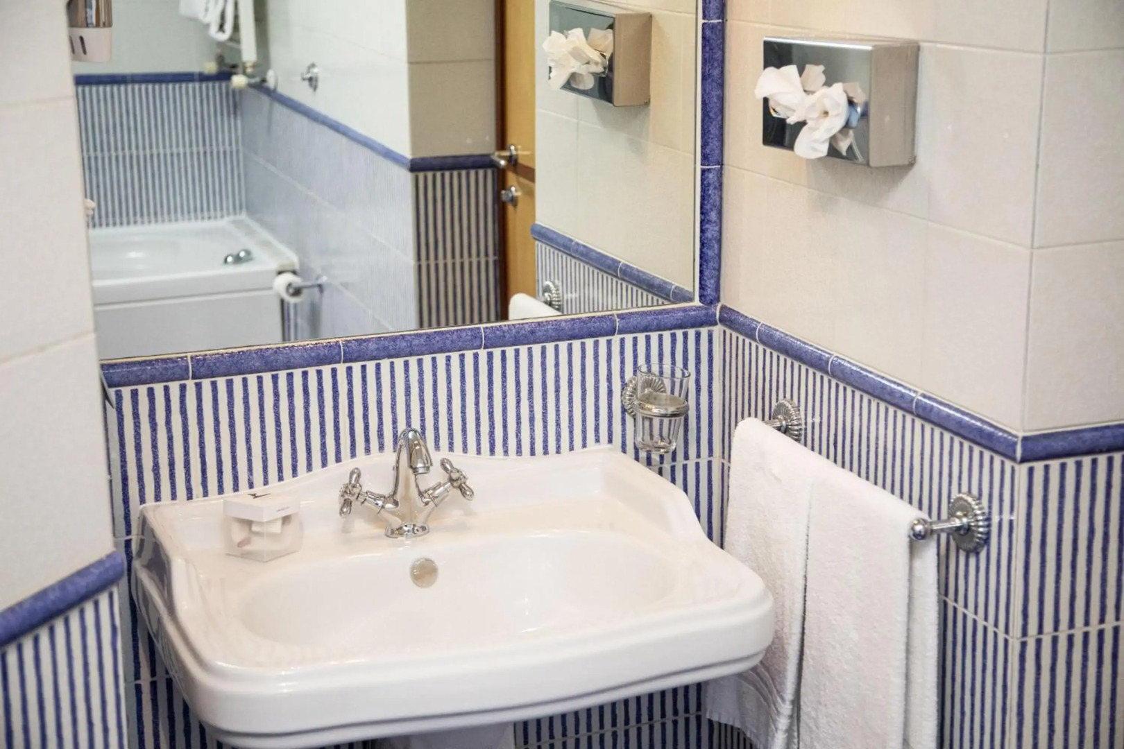 Photo - Courtyard by Marriott Paris Porte de Versailles