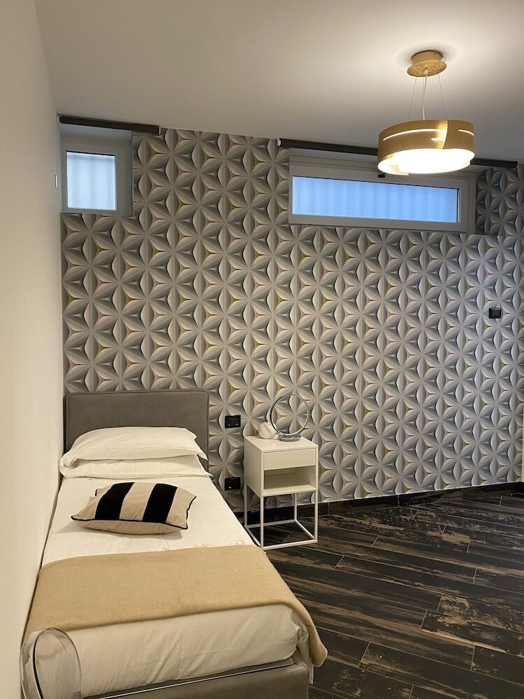 Photo - Gatto Bianco Le Mura