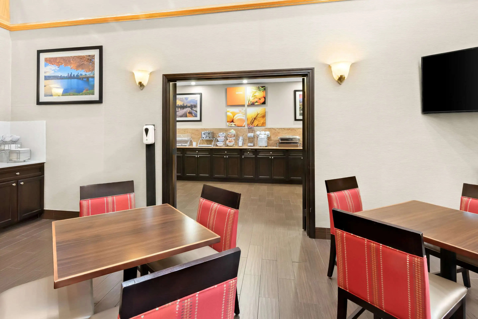 Photo - Comfort Suites Portland Airport