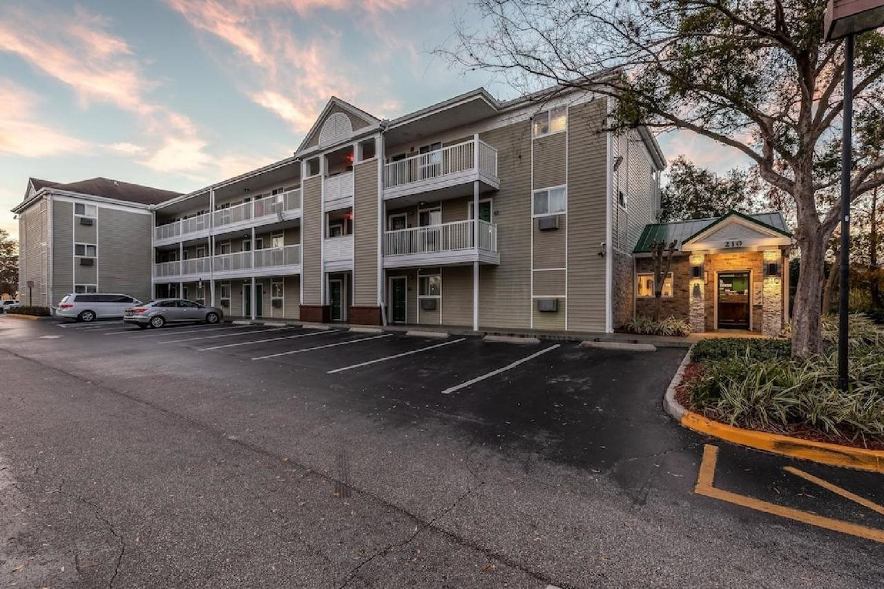 Photo - HomeTowne Studios by Red Roof Orlando - Casselberry