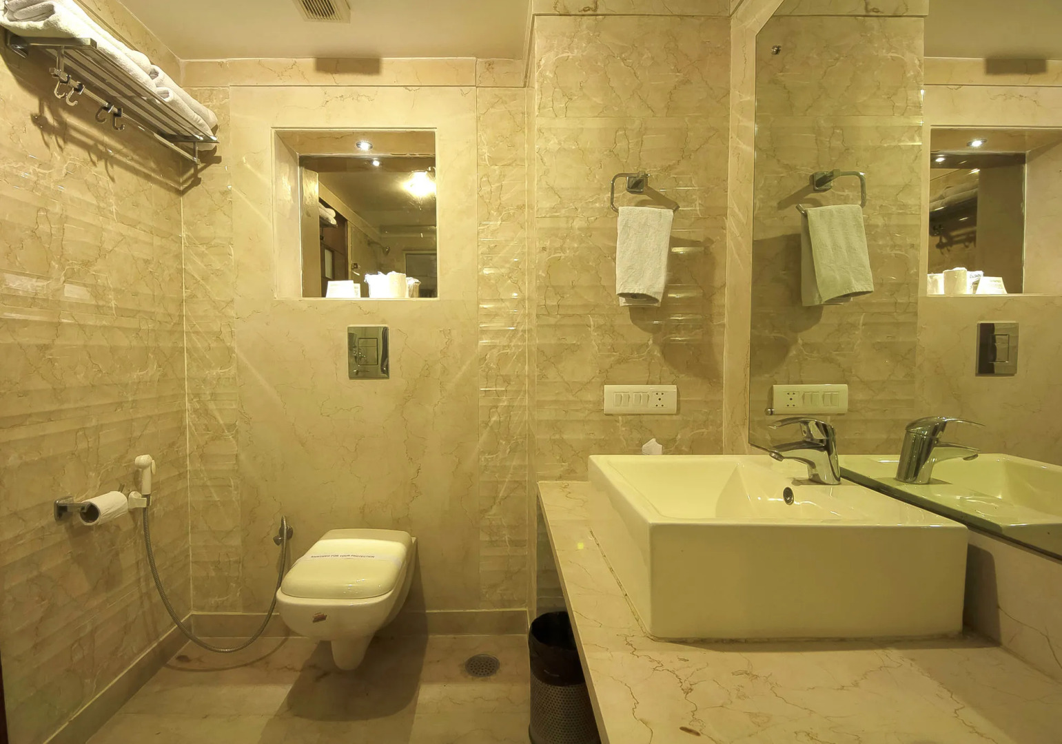Photo - Hotel Le Roi Near New Delhi Railway Station