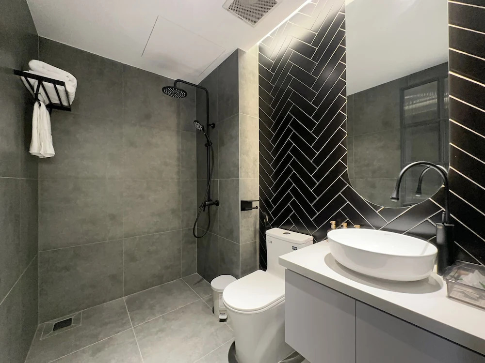 Photo - Kin Wander Tân Phong, The Moonage