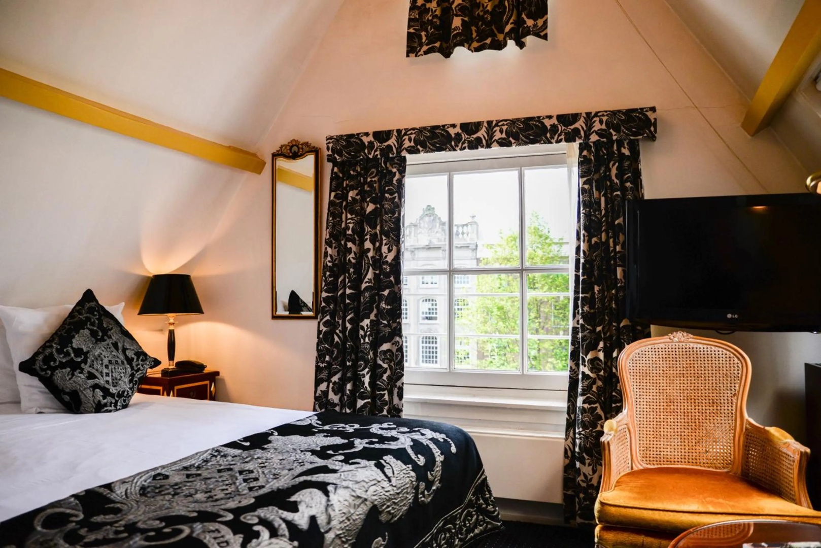Photo - Ambassade Hotel