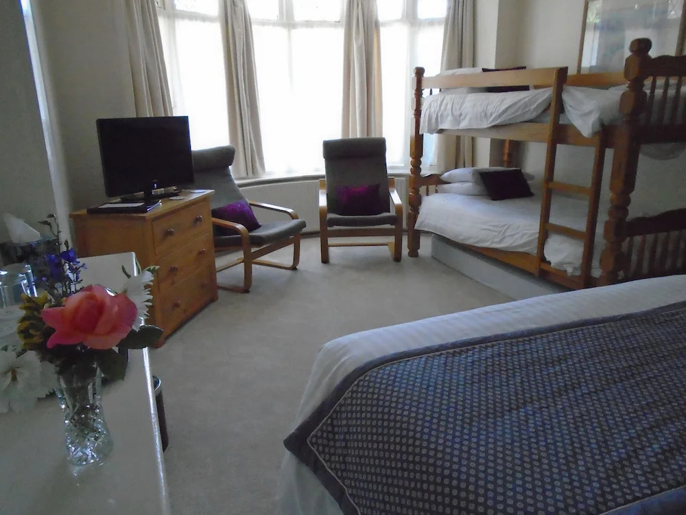 Photo - Trumbles Gatwick B&B, Peaceful Stay with Parking & Easy Airport Access