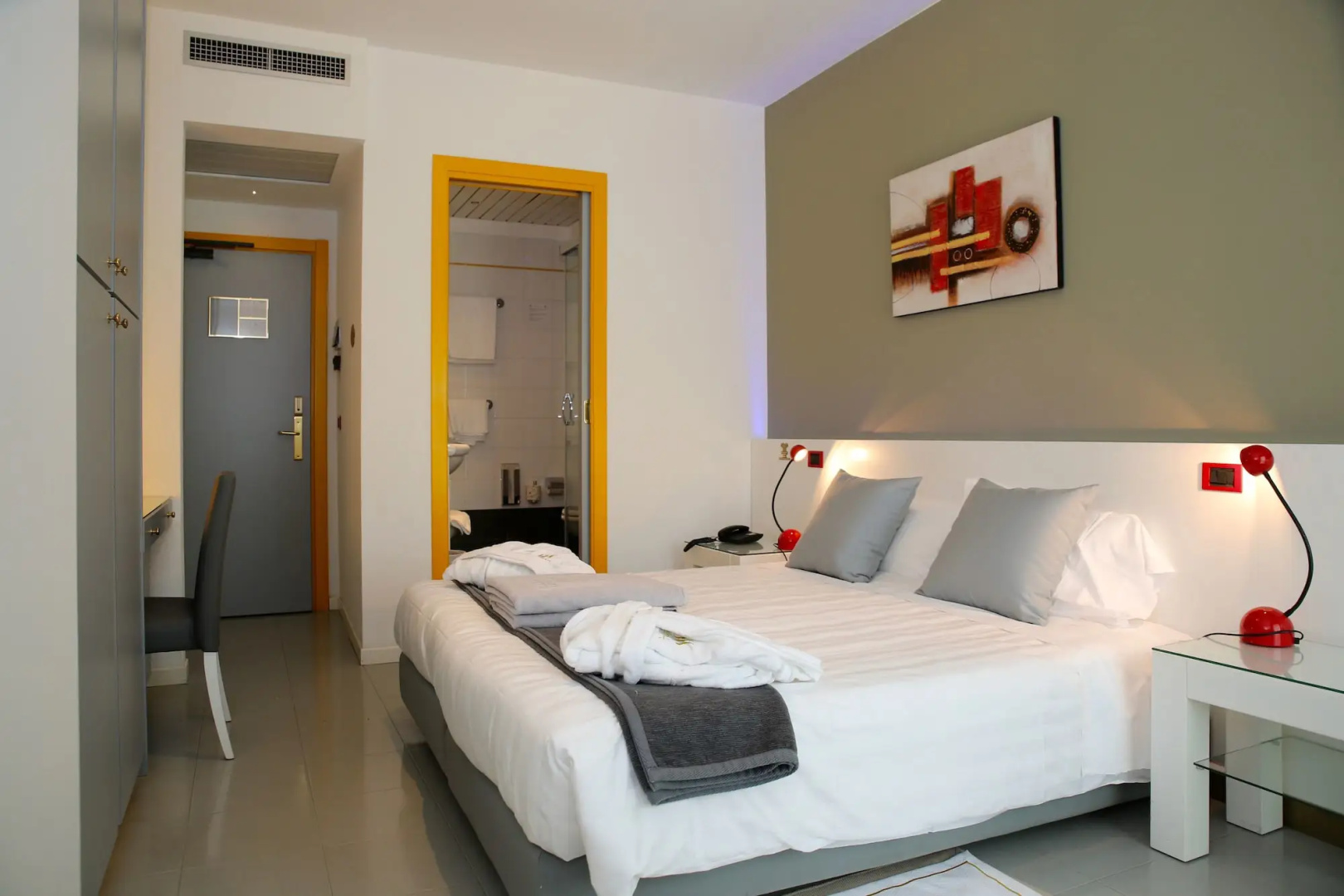 Photo - Monaco Suites Hotel