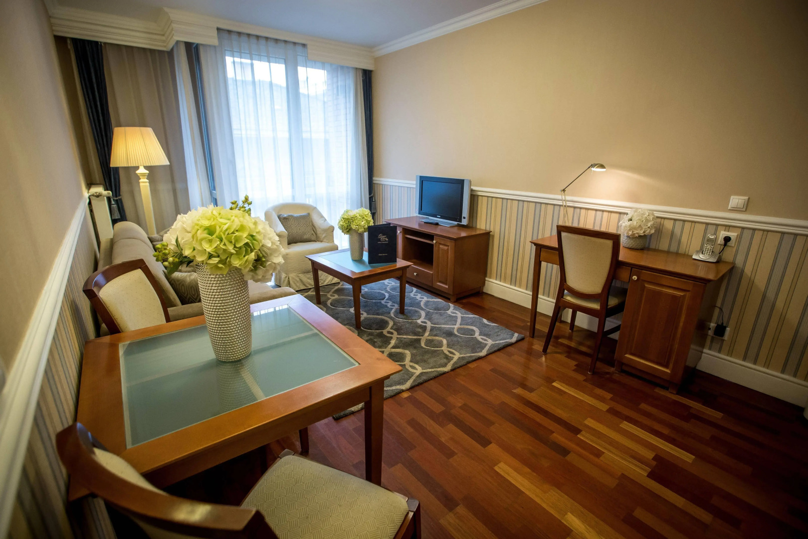 Foto - Queen's Court Hotel & Residence