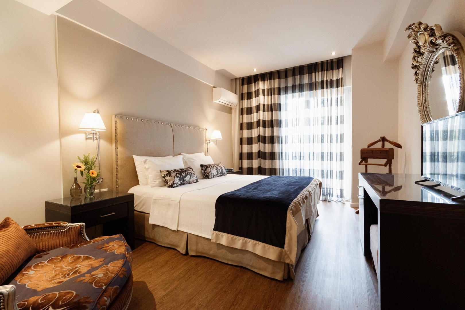 Photo - Best Western Plus Embassy Hotel