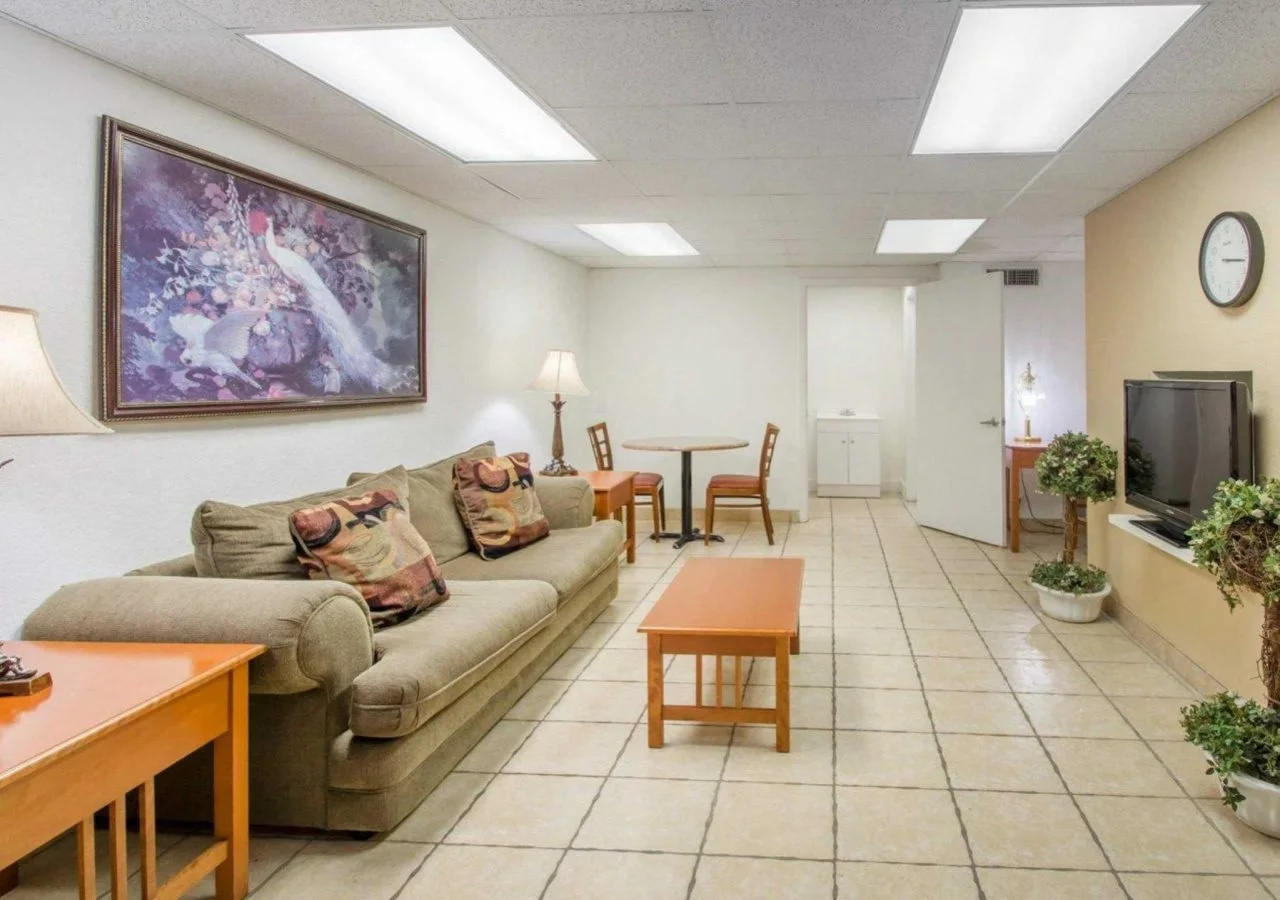 Photo - Econo Lodge Airport - RJ Stadium
