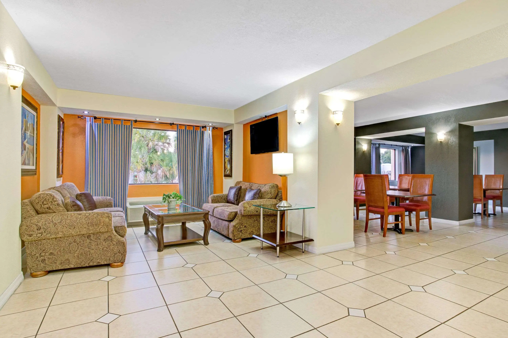 Foto - Days Inn & Suites by Wyndham Tampa Fairground-Casino-Ybor