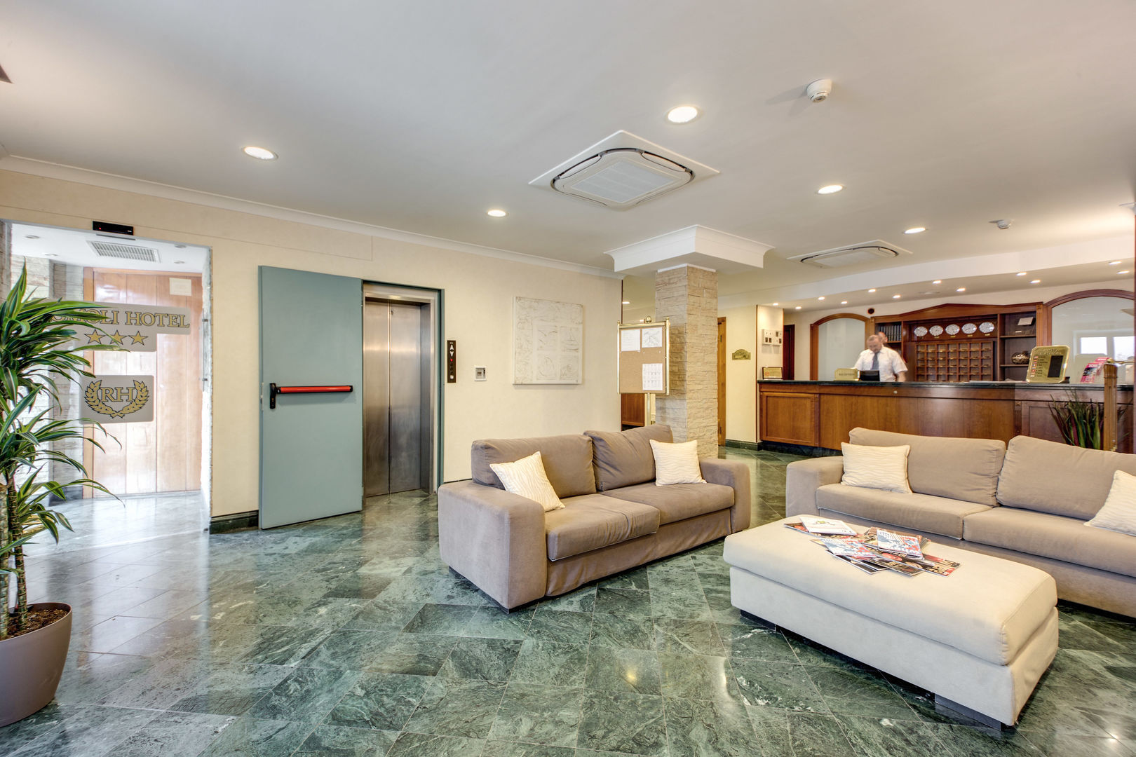 Photo - Romoli Hotel