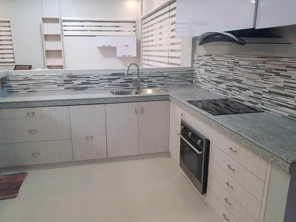 Villa - Sleeps 10 - Communal Pool - Parking