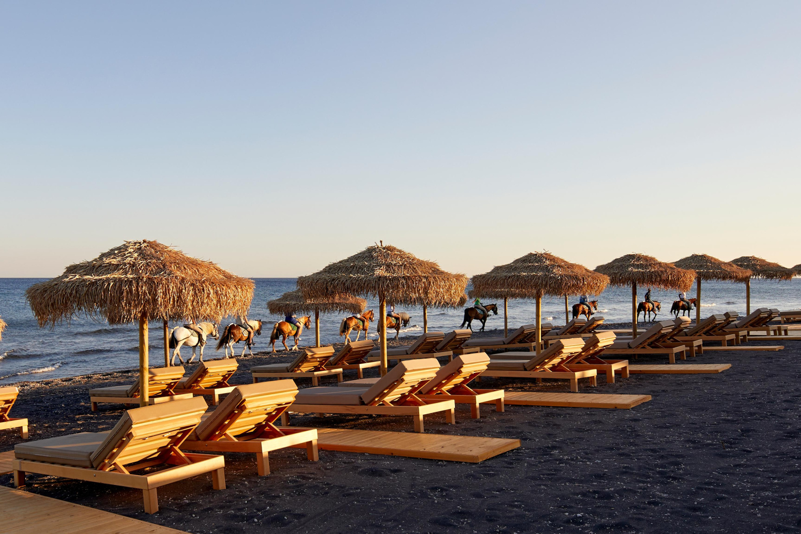 Foto - Sea Breeze Santorini Beach Resort, Curio Collection Hilton