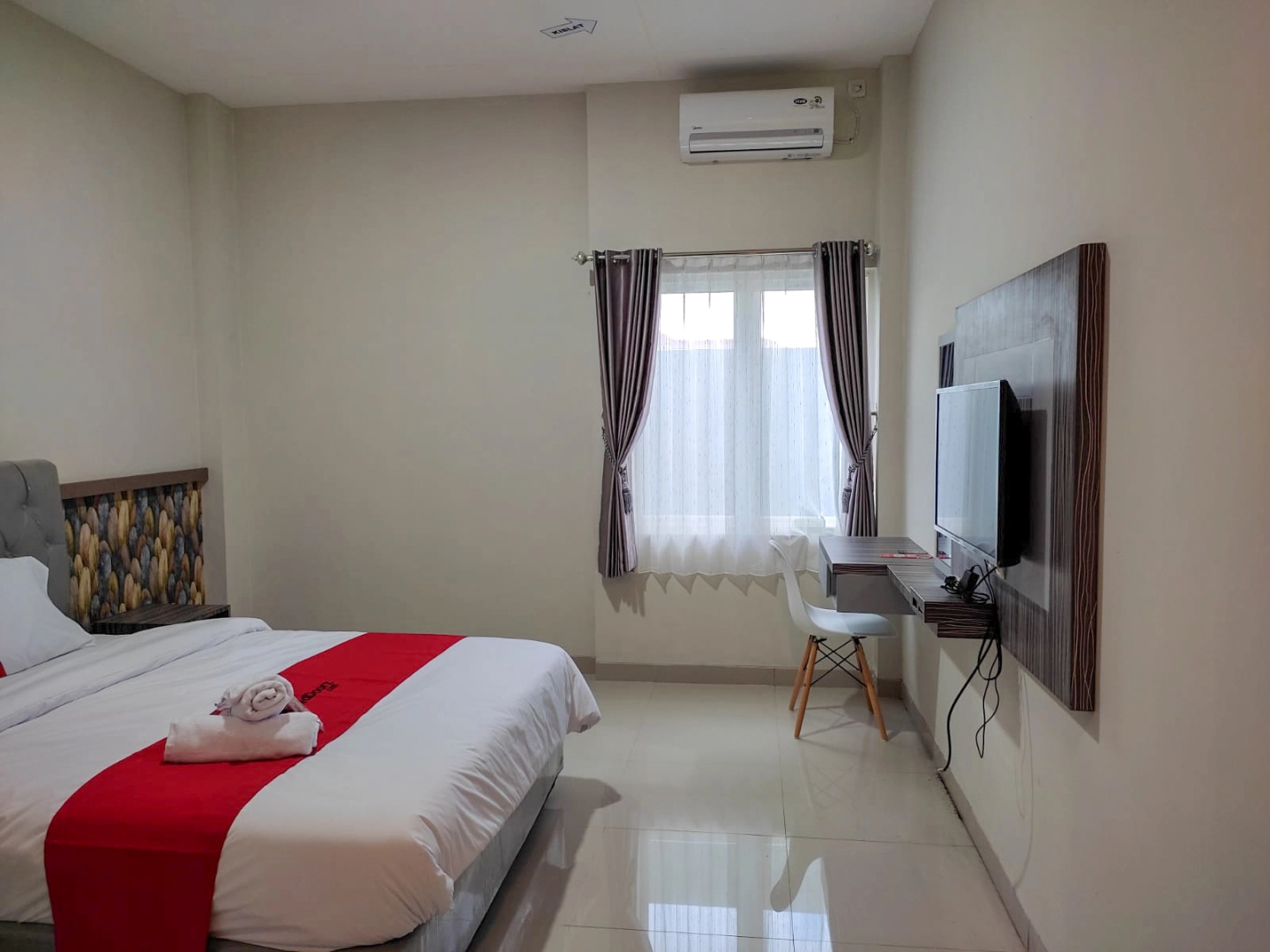 RedDoorz Syariah near GOR Satria Area