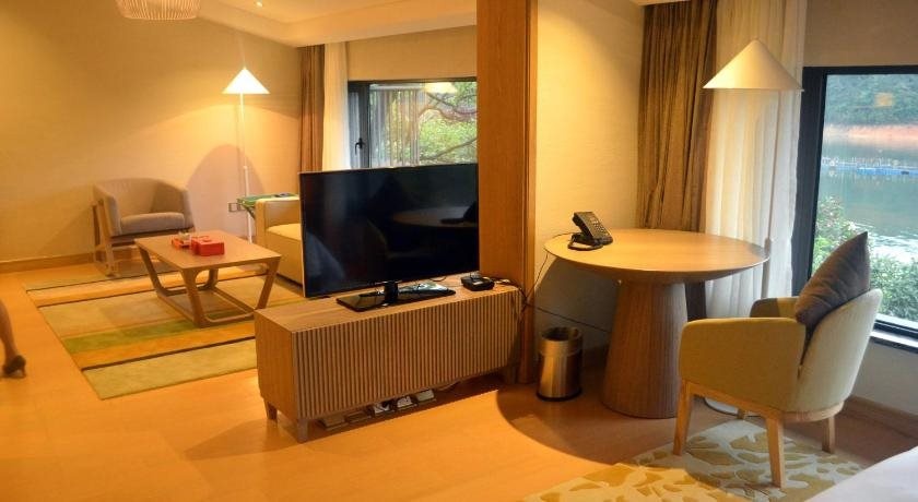 Warm Island Resort
