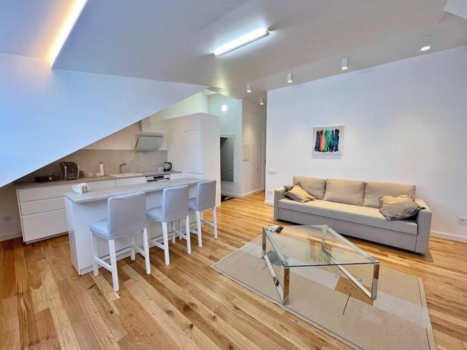 White 1 BD Old Town Apartment by Hostlovers