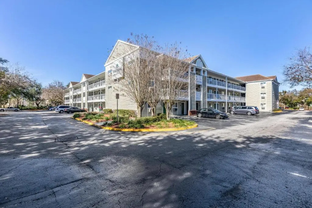Photo - HomeTowne Studios by Red Roof Orlando - Casselberry