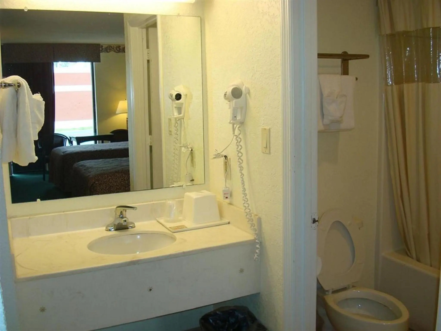 Photo - Relax Inn