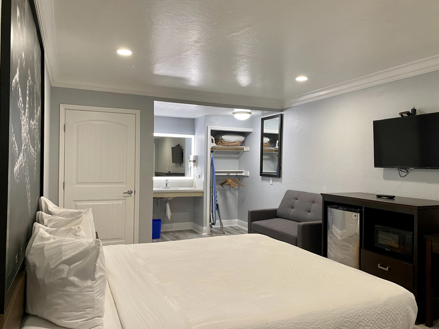 Photo - Aura Inn Monterey