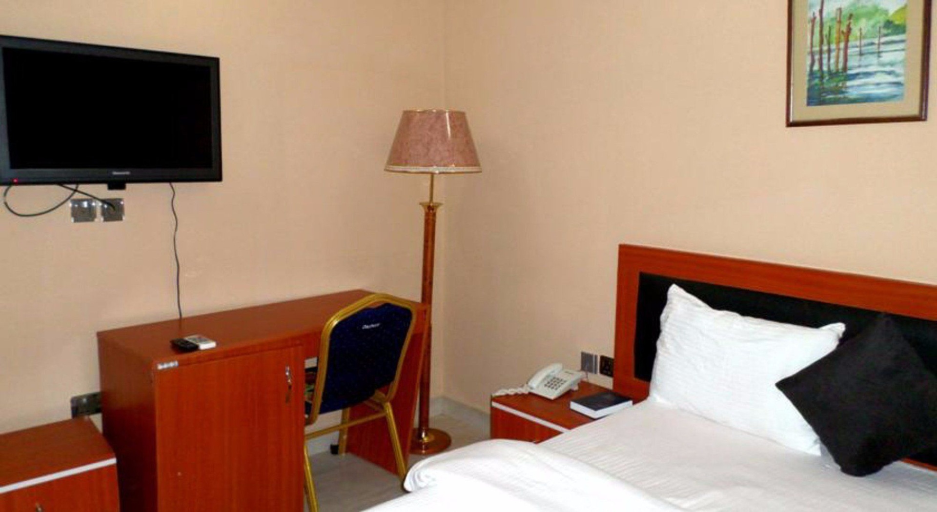 B's Hive Hotel & Suites