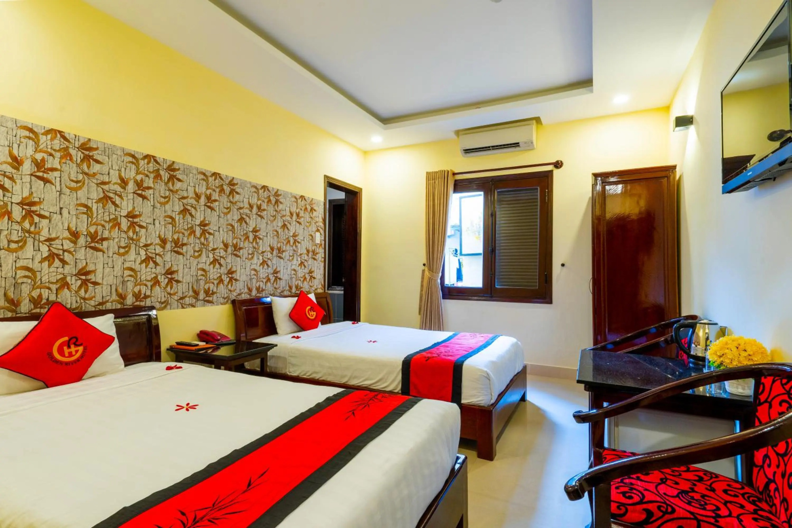 Photo - Golden River Hotel