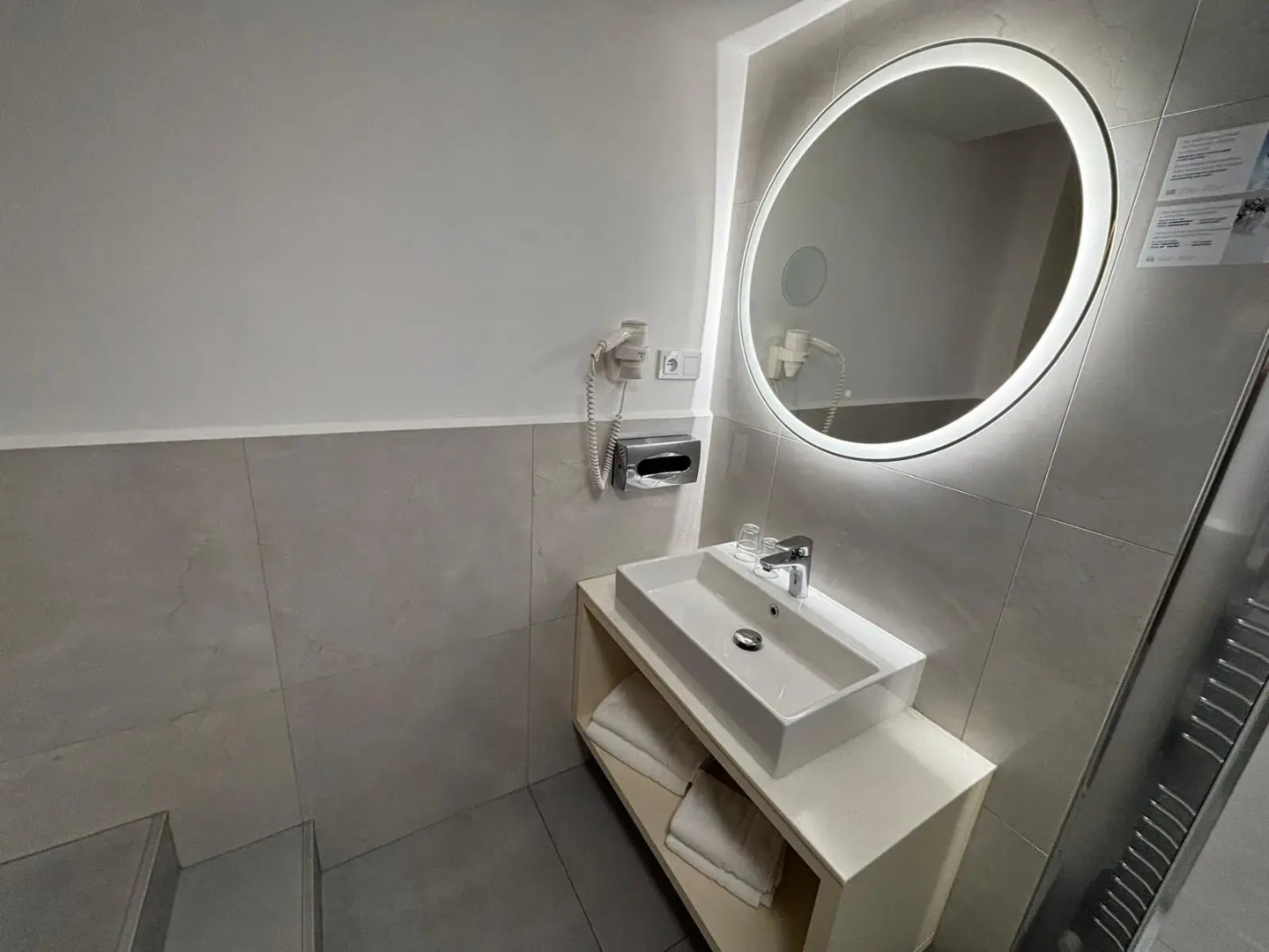 Photo - The Golden Wheel Hotel