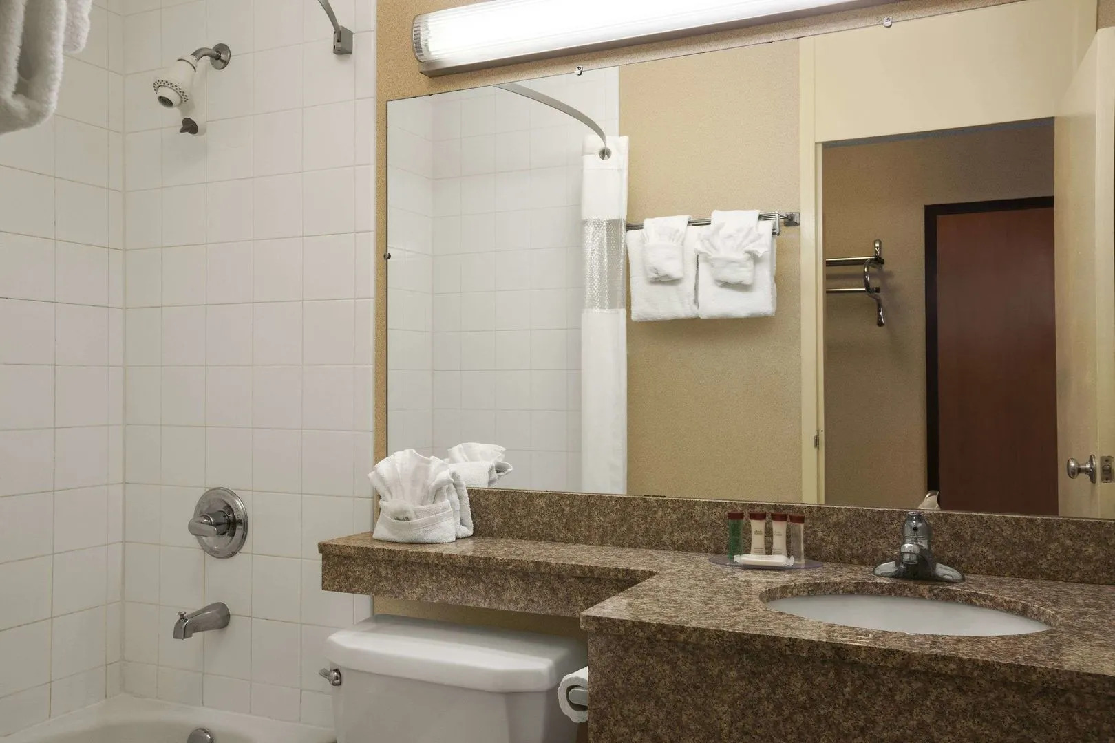 Foto - HomeTowne Studios by Red Roof & Conference Center Cortland