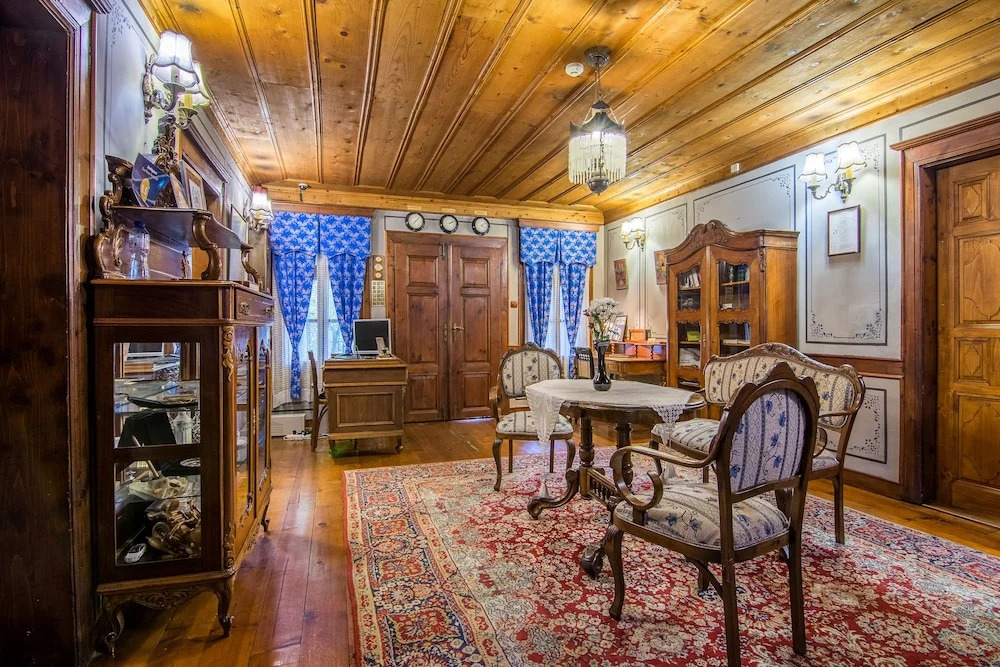 Photo - Old Legends Hotel