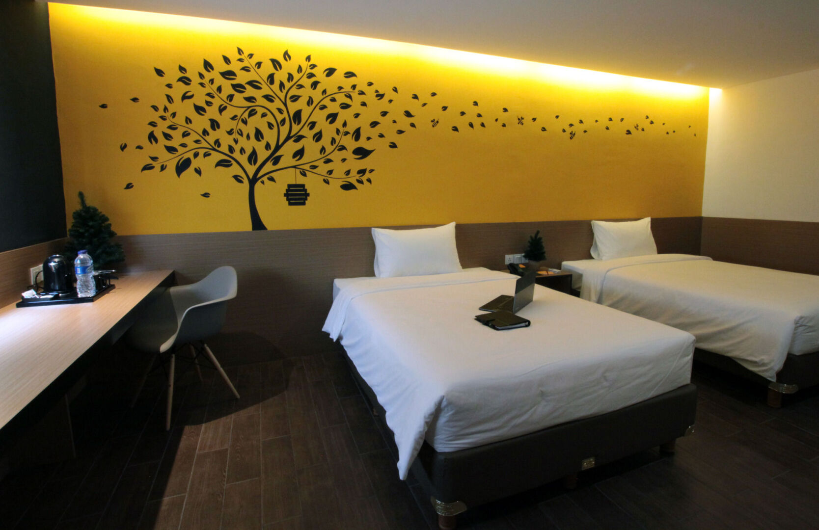 Foto - Yellow Bee Tangerang