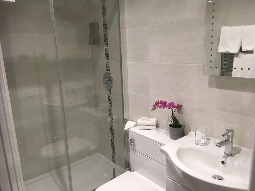 Photo - Trumbles Gatwick B&B, Peaceful Stay with Parking & Easy Airport Access