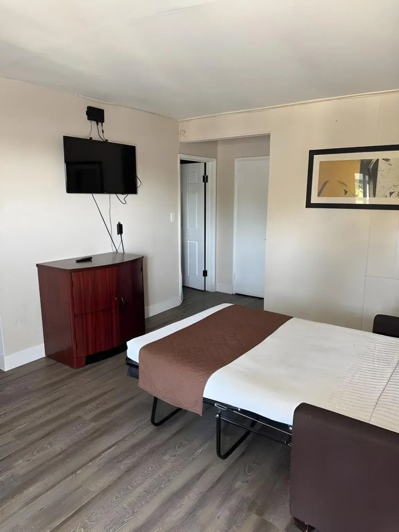 Photo - Holiday Lodge