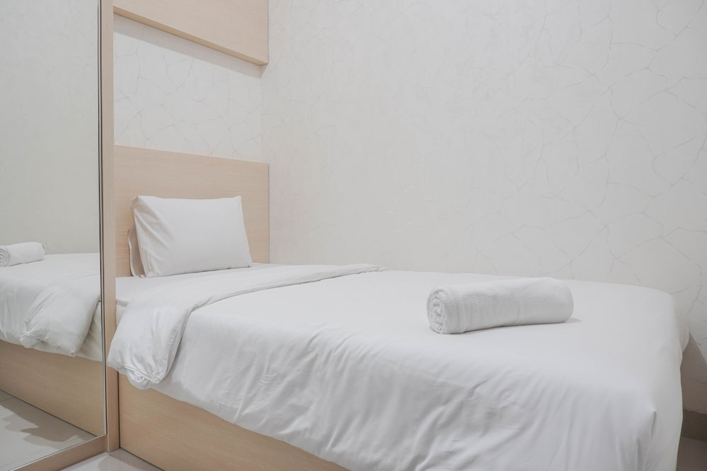 Comfort And Warm 2Br At Parkland Avenue Apartment