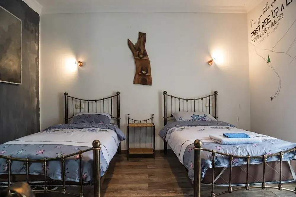Photo - Korte Hotel Sleeps 14 with Courtyard