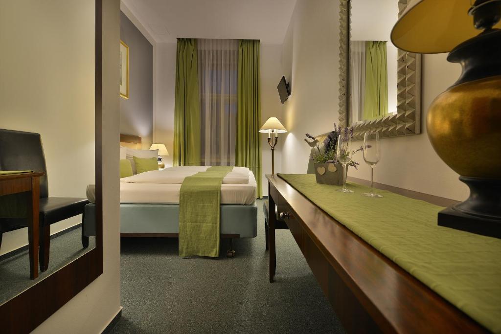 Foto - Prague Season Three Stars