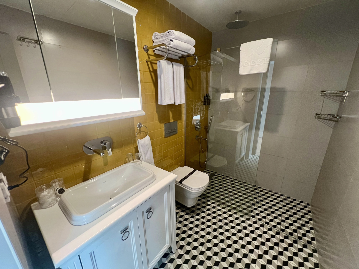 Photo - Weingart Suites Hotel