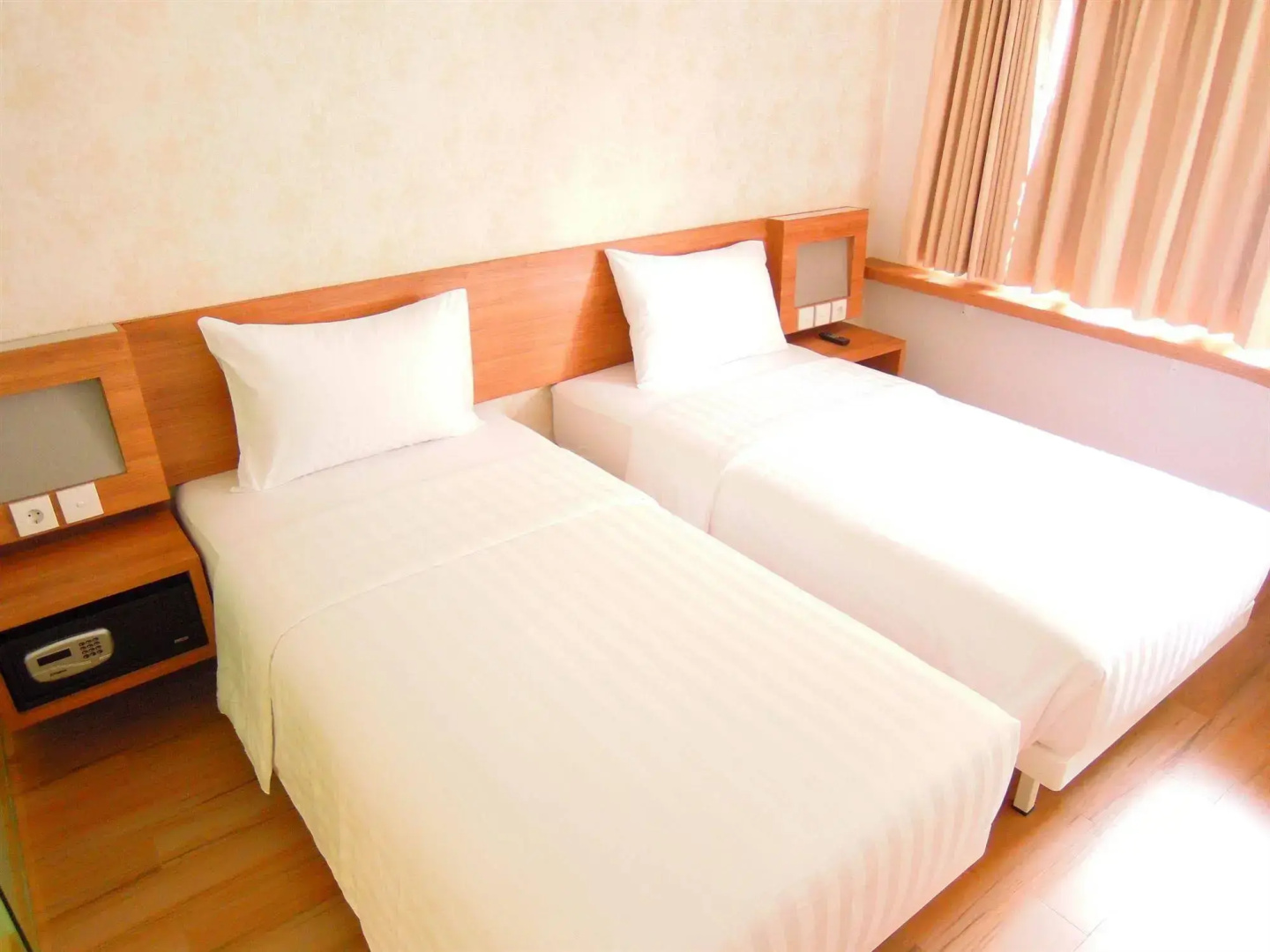 Photo - Whiz Hotel Cikini Jakarta