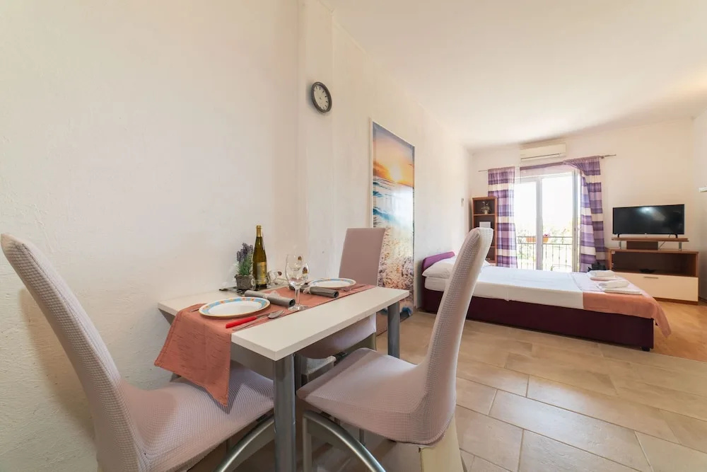 Tranquil and Stylish Apartment Kastel Novi