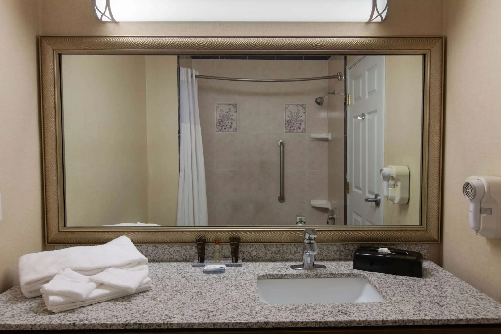 Photo - Wingate By Wyndham Houston / Willowbrook