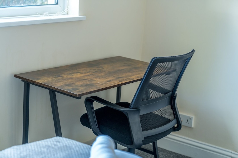 Spacious Pet Friendly 2-bed Apartment in Redhill