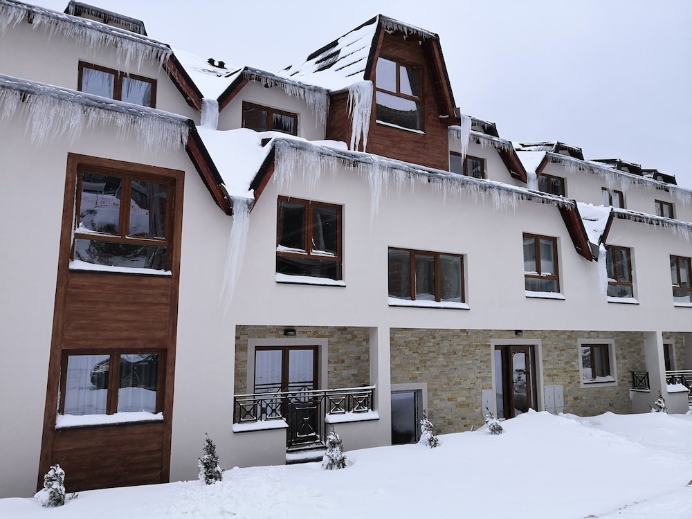 Sky Cabin Apartments