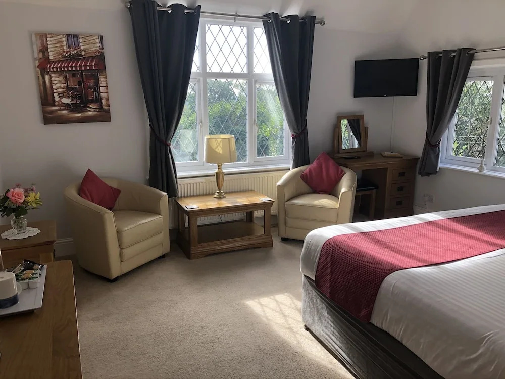 Photo - Trumbles Gatwick B&B, Peaceful Stay with Parking & Easy Airport Access