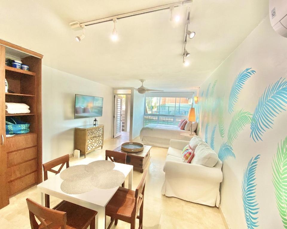 KASA El Sol by the Sea - Cabana Studio Apartment BEACHFRONT CONDO POOL Parking