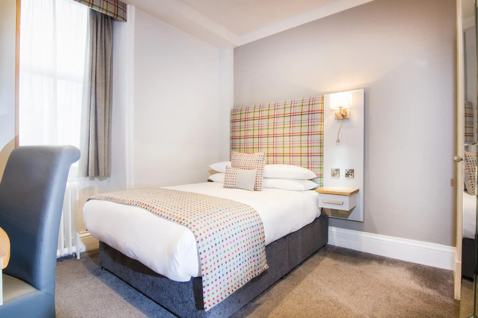Photo - White Hart Hotel & Apartments