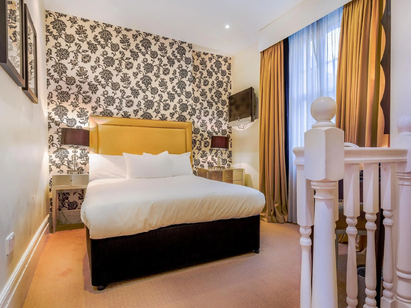 Photo - The Tophams Hotel