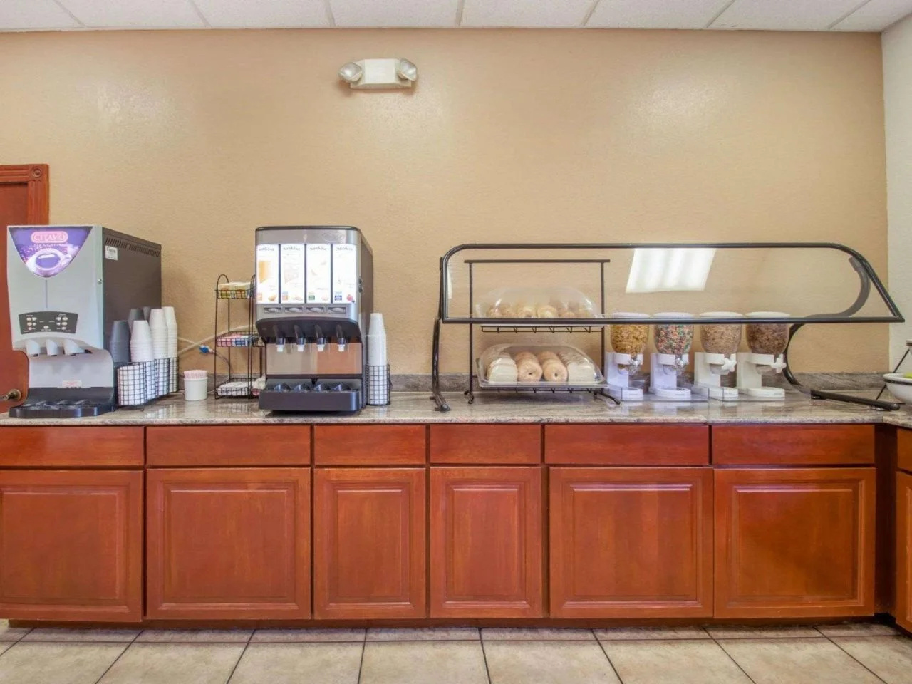 Photo - Econo Lodge Airport - RJ Stadium
