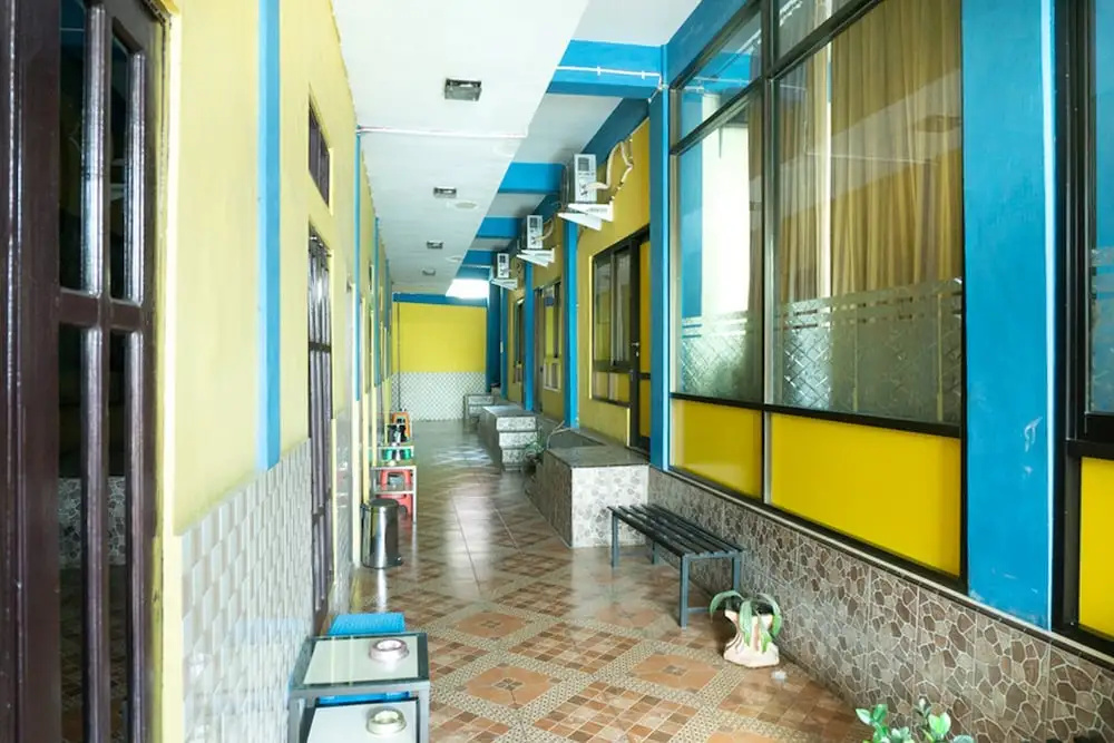 Foto - RedDoorz near H. Hasan Aroeboesman Airport