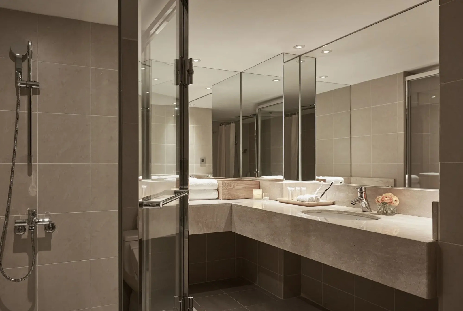 Photo - Royal Inn Taipei Nanxi - MRT Zhongshan Station