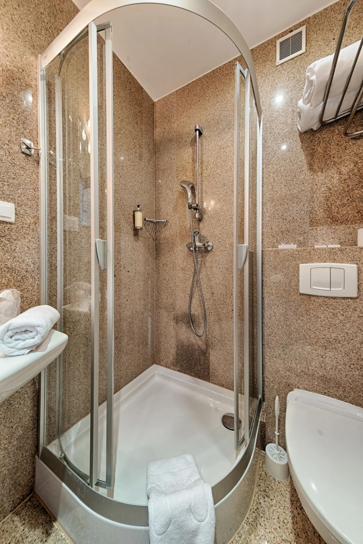 Photo - Grand Royal Hotel