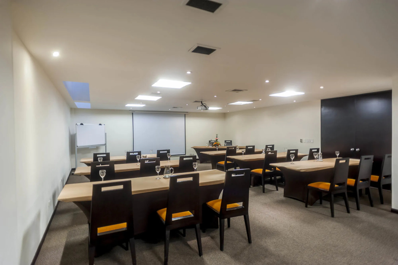 Photo - Richmond Suites Hotel