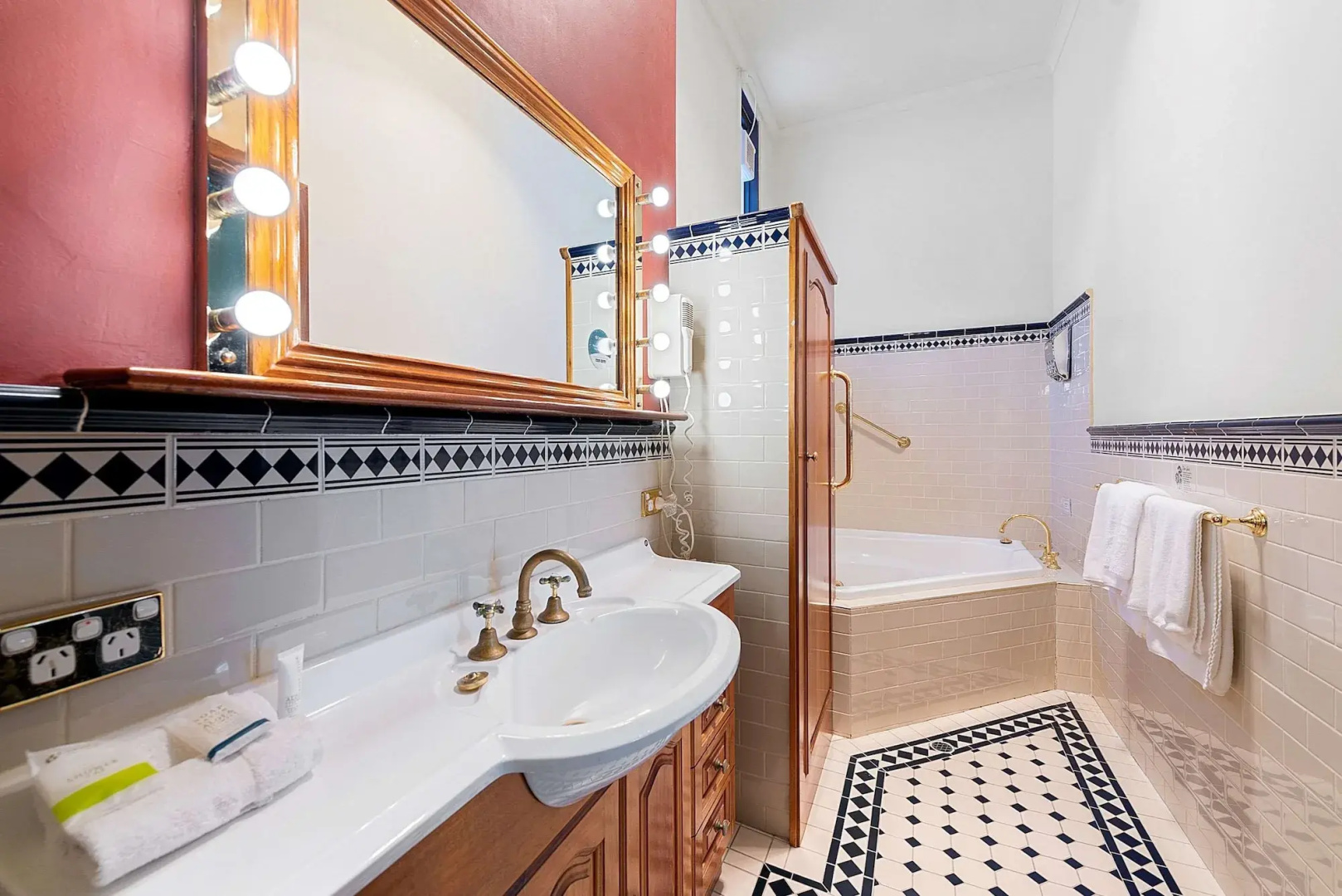 Photo - Quality Hotel Colonial Launceston